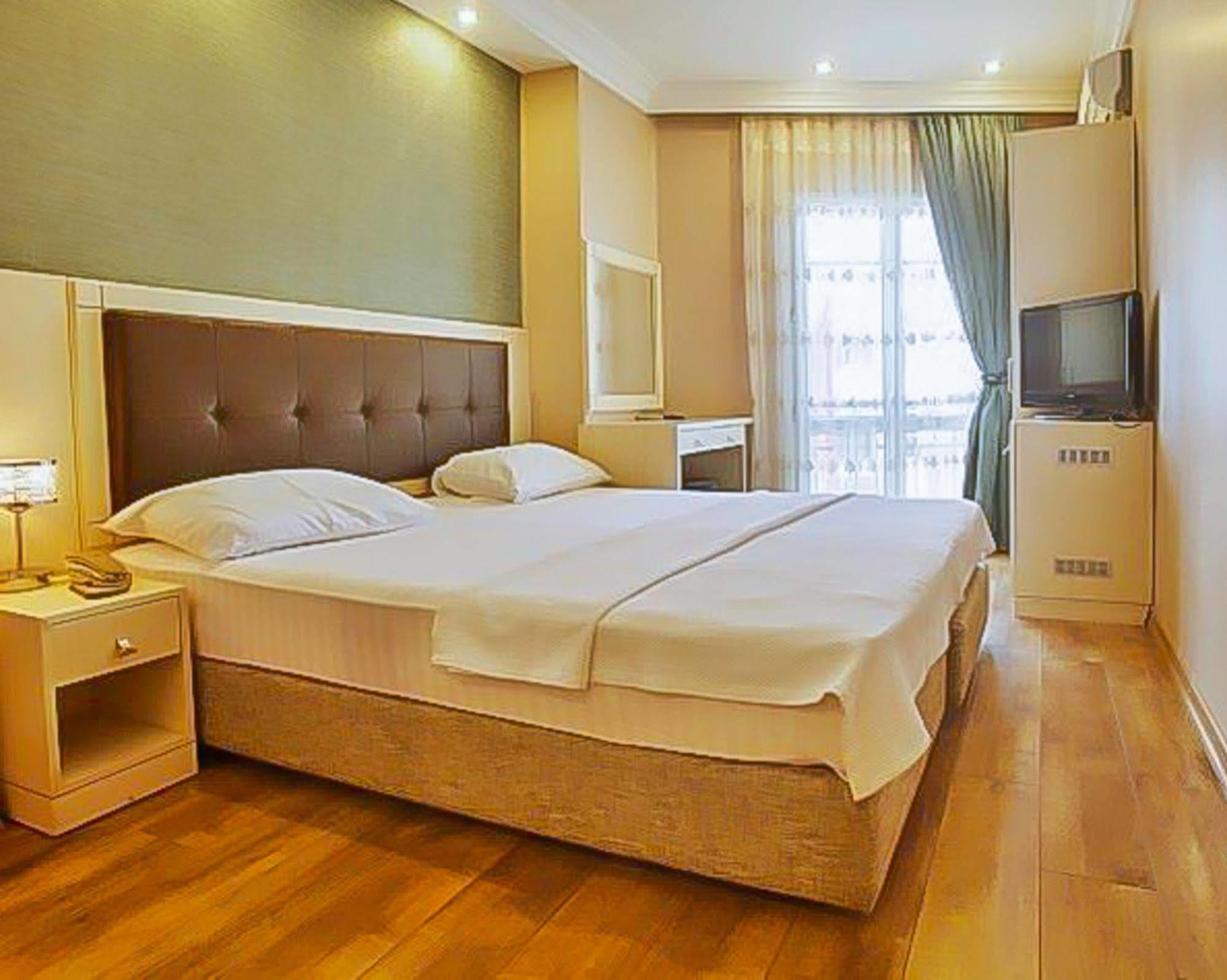 Buyukada Princess Hotel อดาลาร์ ภายนอก รูปภาพ