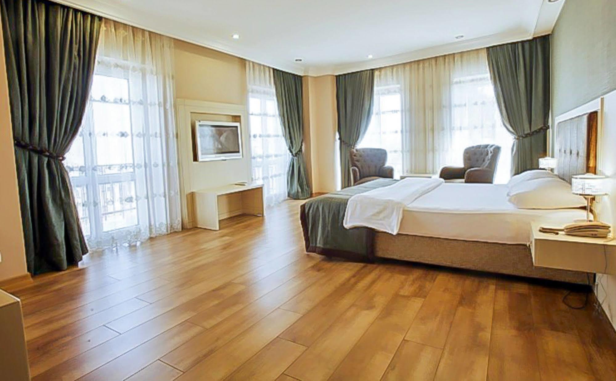 Buyukada Princess Hotel อดาลาร์ ภายนอก รูปภาพ