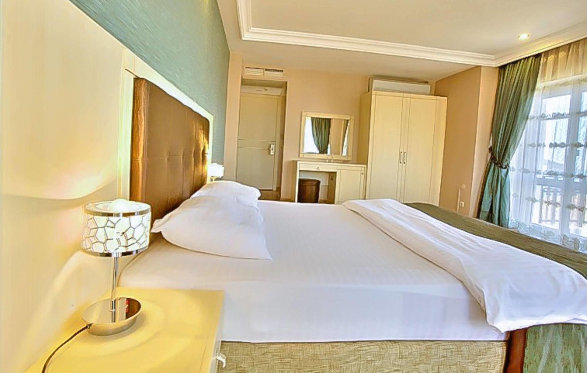 Buyukada Princess Hotel อดาลาร์ ภายนอก รูปภาพ